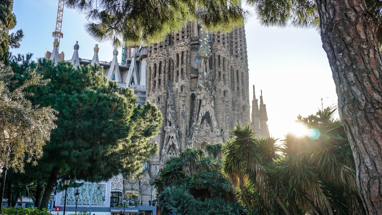 Cum să înțelegi Sagrada Familia: Viziunea lui Gaudi și simbolismul ei